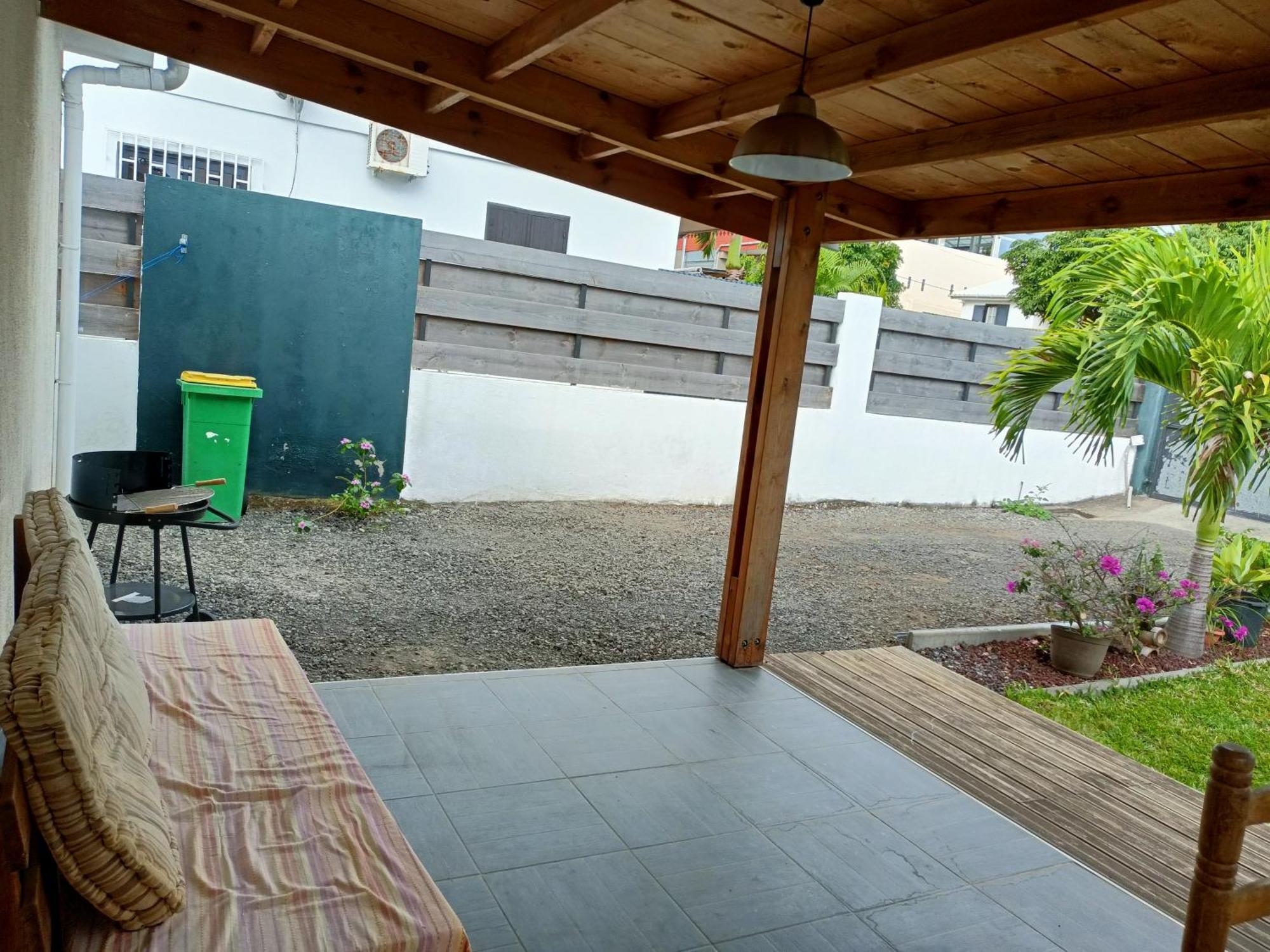 Jolie Maison T3 A St Pierre, 2 Chambres Avec Sdb, Grande Varangue, Jardin Сен-Пьер Экстерьер фото